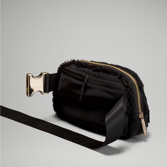 Lululemon Everywhere Belt Bag 1L Fleece Black Gold - Picture 4 of 7